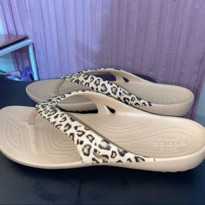 Crocs Tan Leopard Print Thong Flip Flop Women's Sandals Size 8